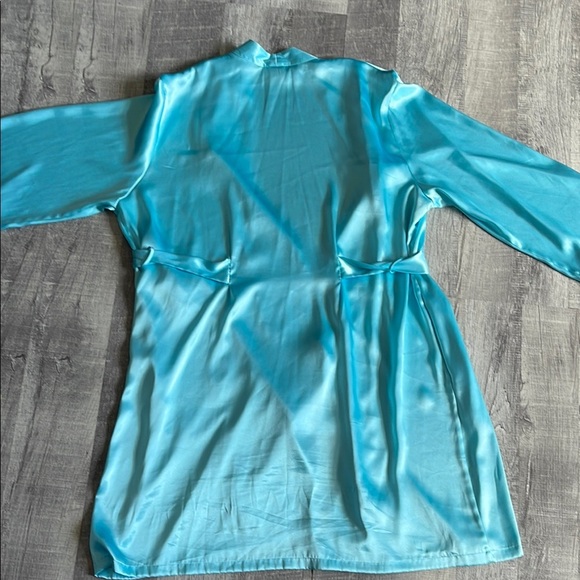 Vintage Halston Silky Blue Robe with Embroidered Detail - Picture 2 of 8